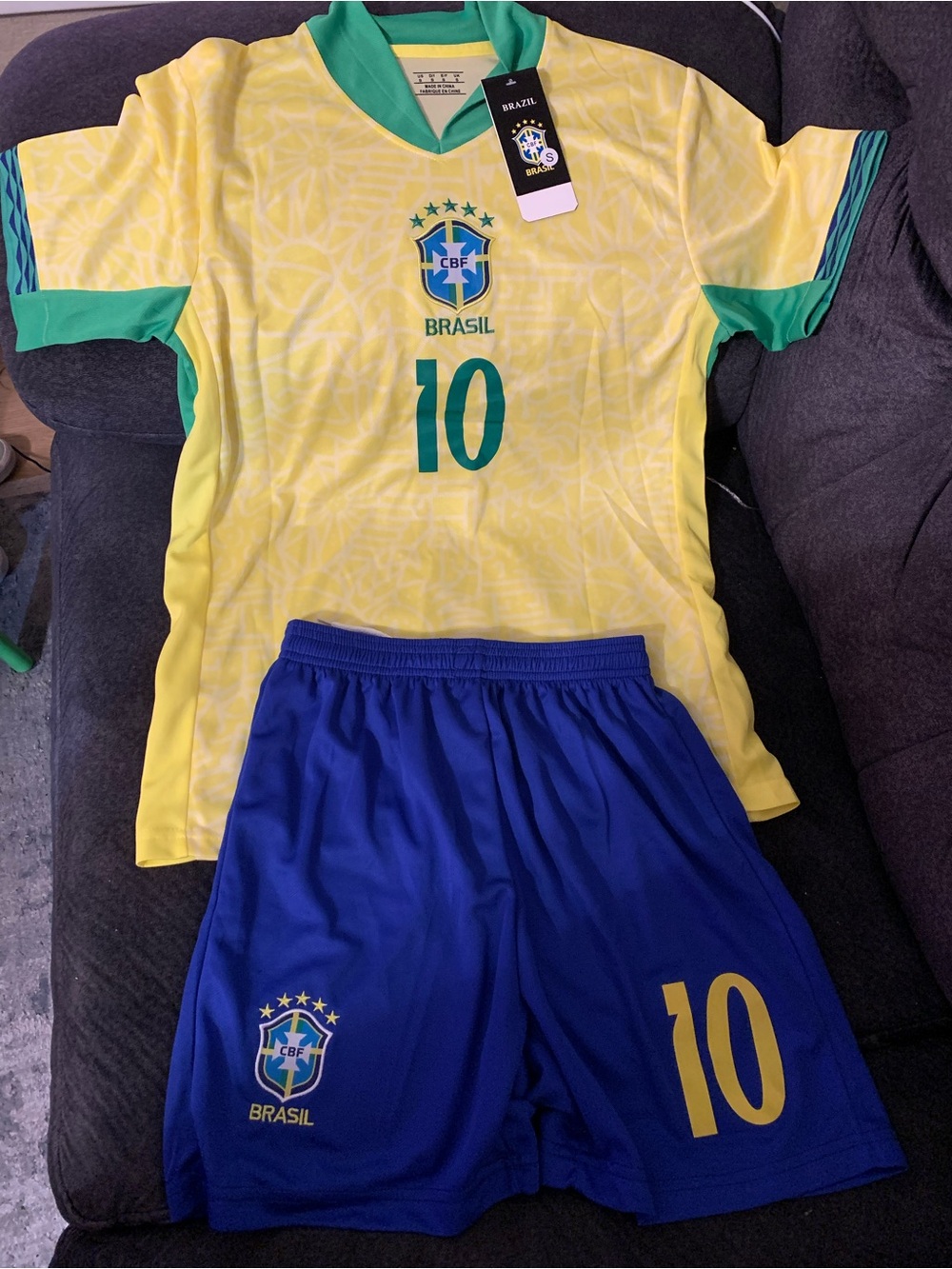 Brasil Neymar Jr. #10
Soccer Jersey & Shorts Set 
Men's Size Small